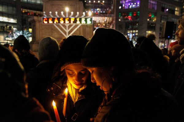 Hundreds of Jewish people gather to call for a ceasefire in Gaza, in New York City, on December 7, 2023. © Erica Lansner/Redux