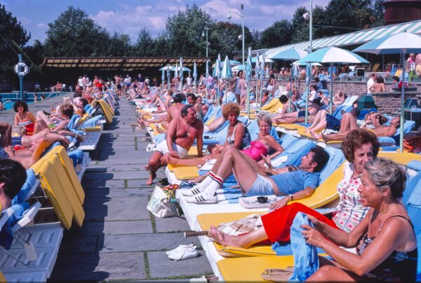 Guest lounging by the pool at Grossinger's Resort in Liberty, New York, in 1977. © JT Vintage/Glasshouse/Newscom