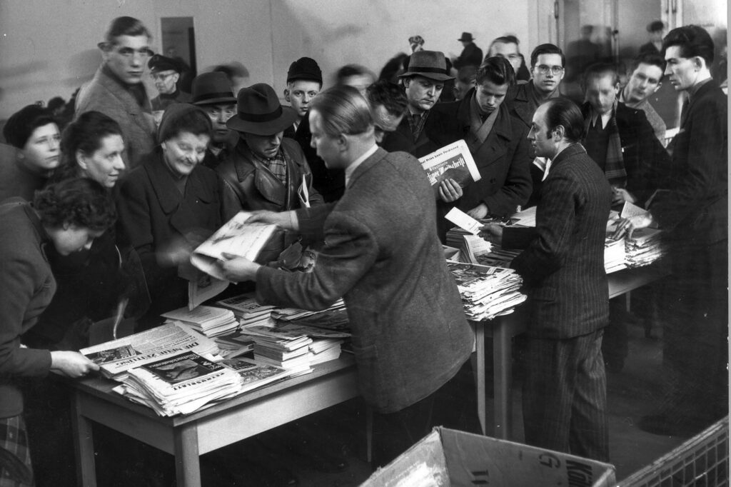 Members of the Congress for Cultural Freedom distribute western literature to refugees from East Germany. © Fritz Eschen/ullstein bild/Getty