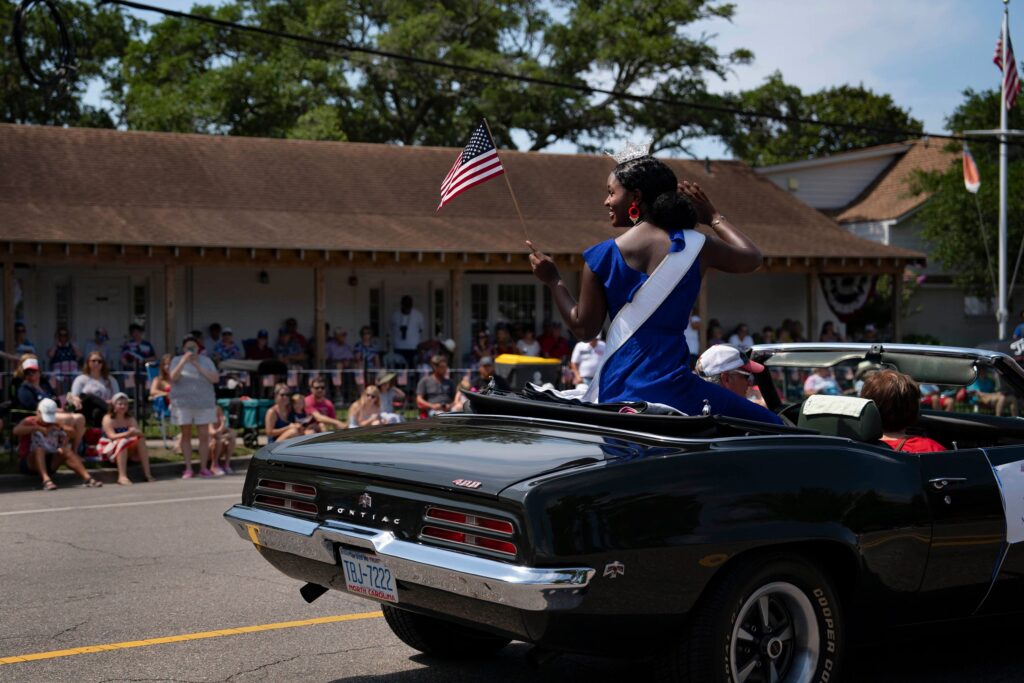 People participate in the annual Independence Day Parade on July 4, 2024 in Southport, North Carolina. © Allison Joyce/Getty